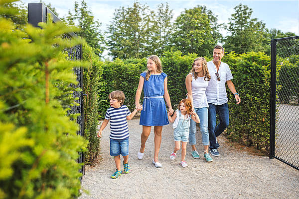 Familie spaziert durch das Labyrinth auf Schloss Hof