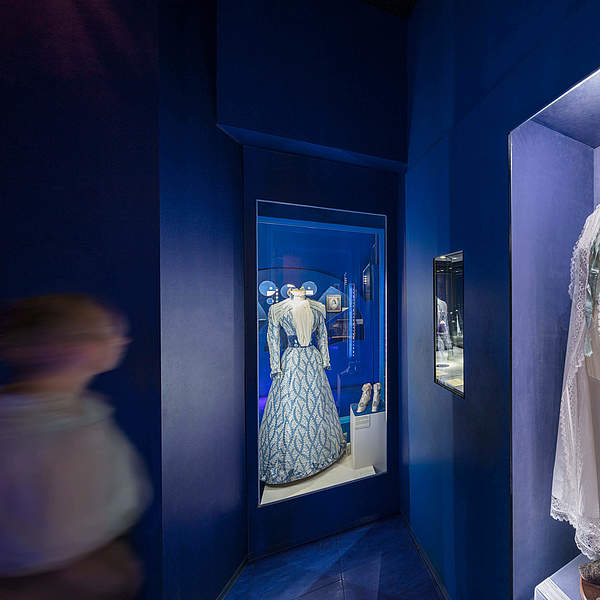 Inszenierung von Sisis blauem Kleid, Morgenmantel und Stern im Sisi Museum