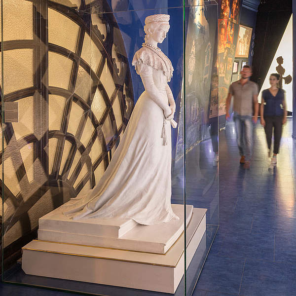 Seitliche Ansicht der Kaiserin Elisabeth Statue im Sisi Museum