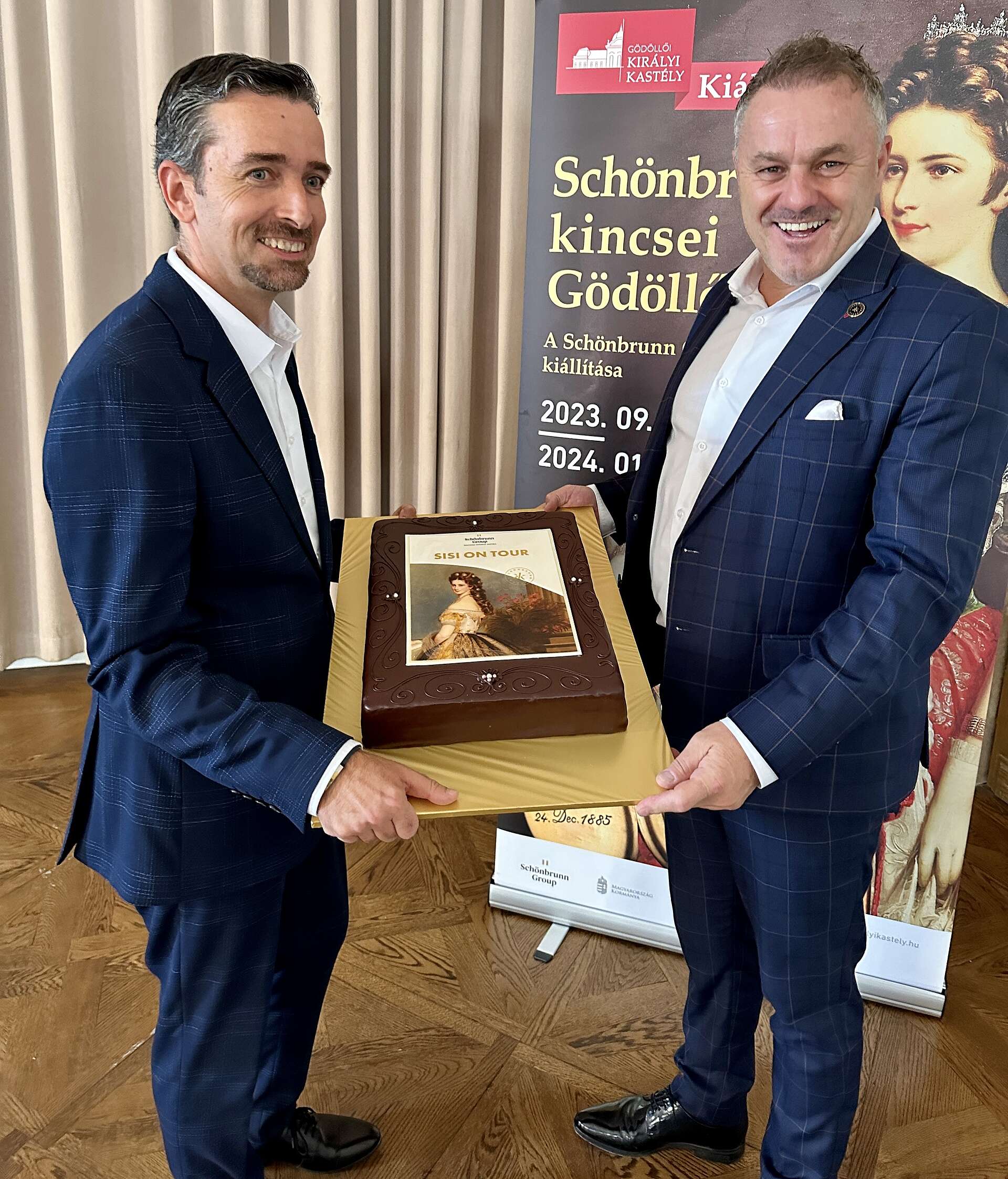 Tamas Ujvary und Klaus Panholzer halten eine Torte 