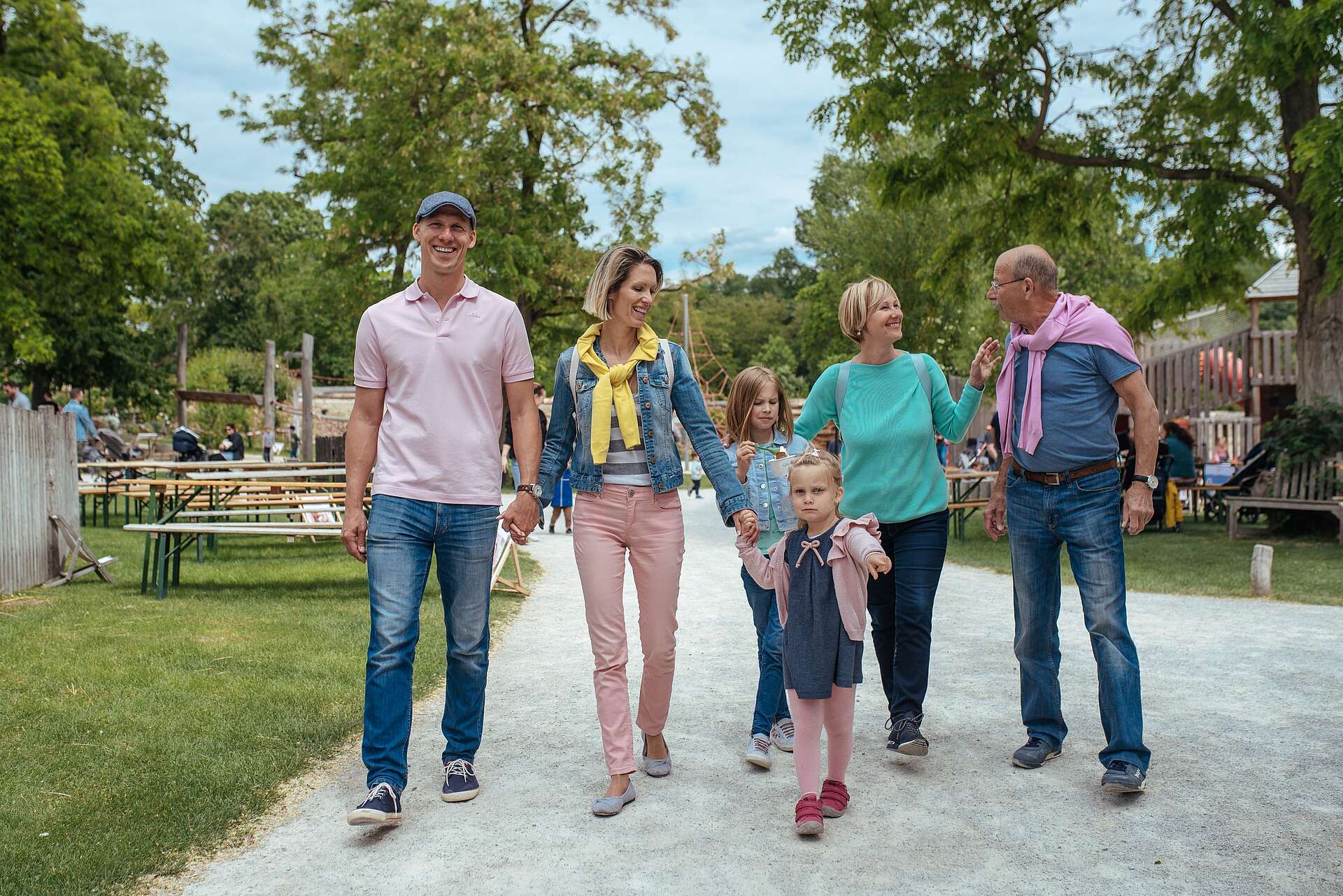 Gruppe von Menschen spaziert durch das Gelände von Schloss Hof