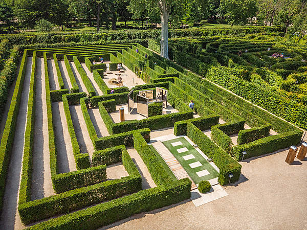 Blick von oben auf das Labyrinth im Schlosspark Schönbrunn