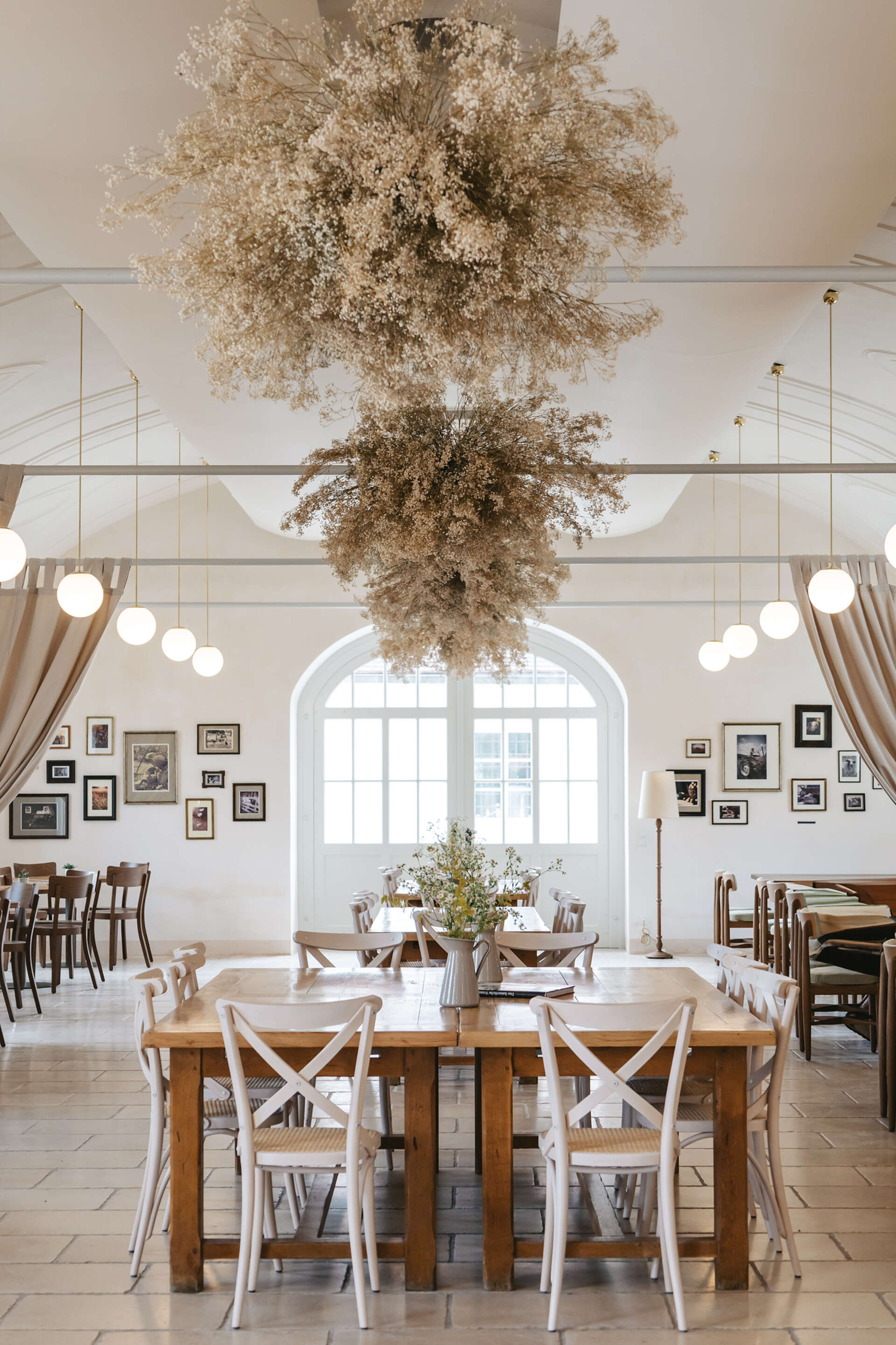 Esstisch mit weißen Stühlen und Blumendeko