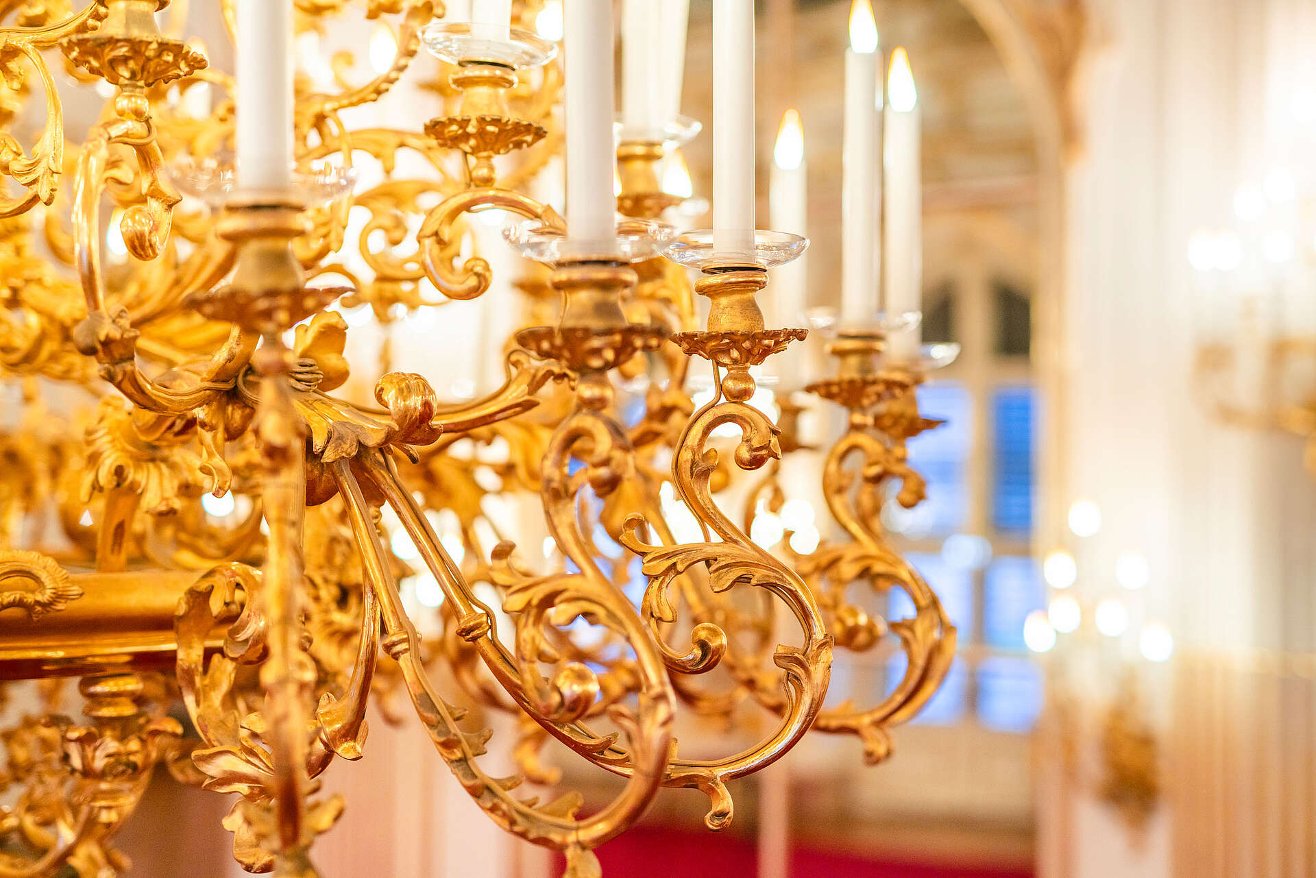 Goldene Luster in der Großen Galerie im Schloss Schönbrunn