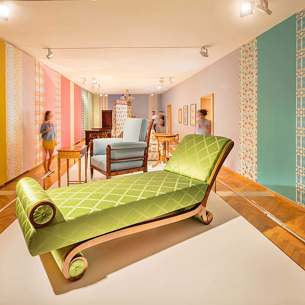 Biedermeier Sofas und bunte Tapeten im Möbelmuseum Wien