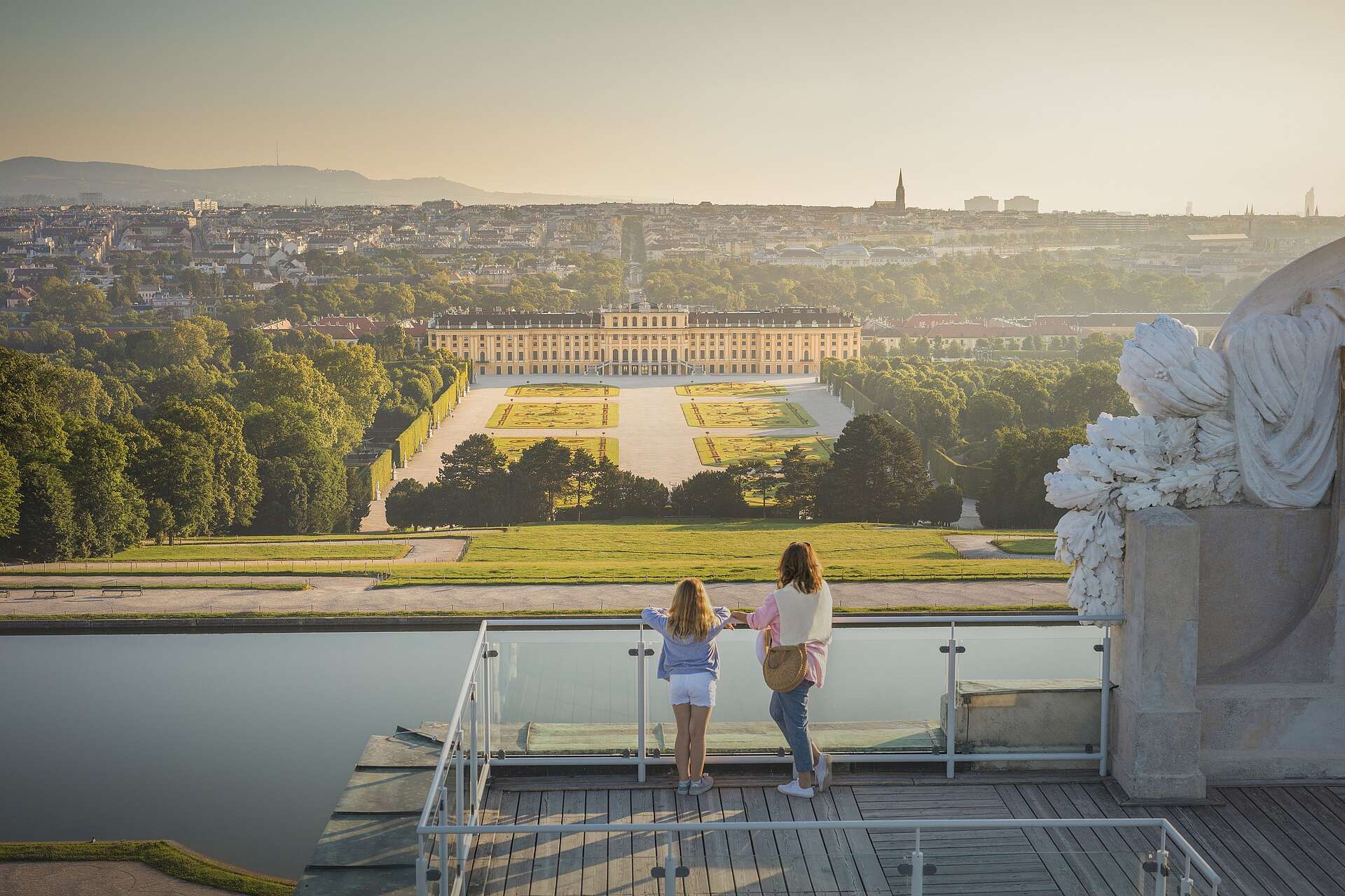 Blick von oben auf Aussichtsterrasse der Gloriette mit Schloss Schönbrunn im Hintergrund