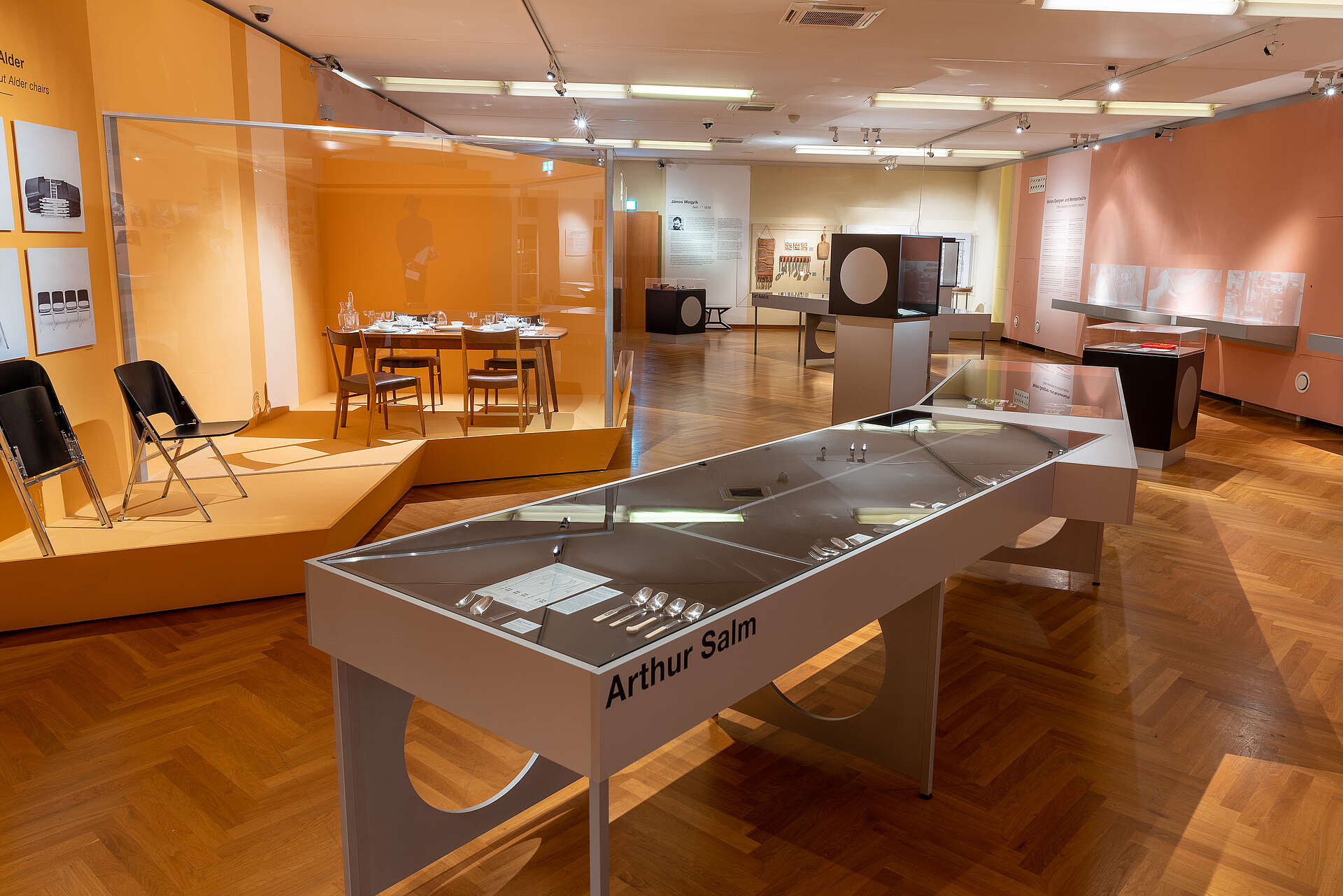 Blick in die Ausstellung Schöner Essen im Möbelmuseum in Wien