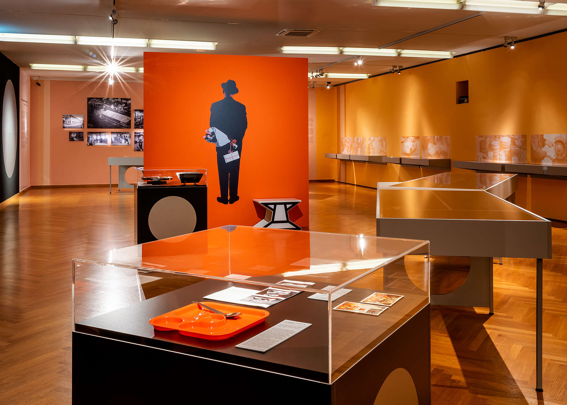 Vitrinen der Sonderausstellung Schöner Essen im Möbelmuseum Wien