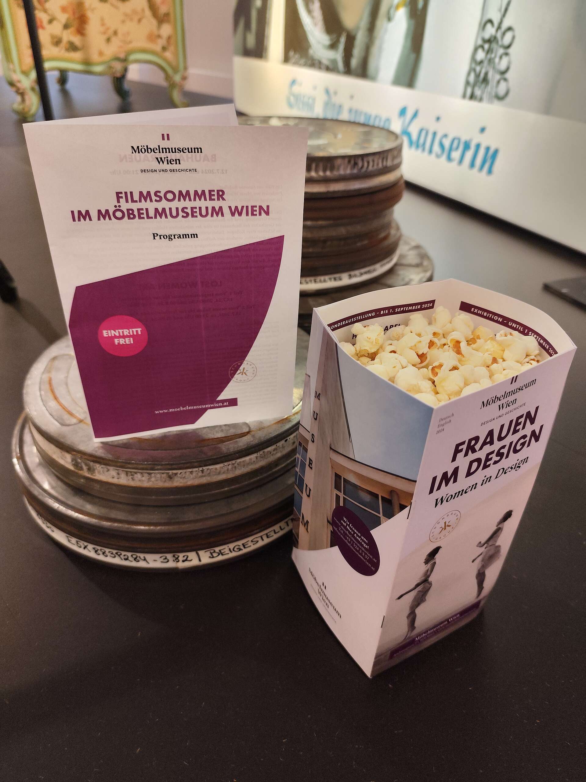 Popcorn und das Filmprogramm auf einem Tisch