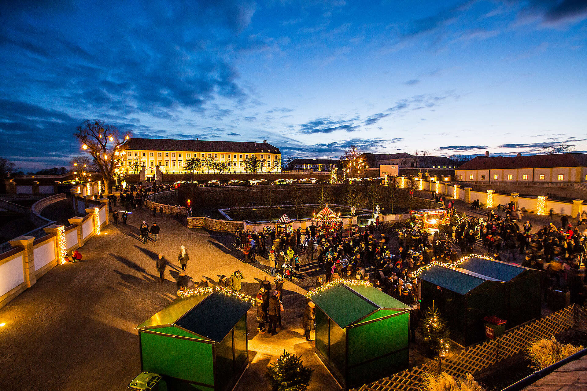 Ansicht von oben auf den Weihnachtsmarkt auf Schloss Hof am Abend