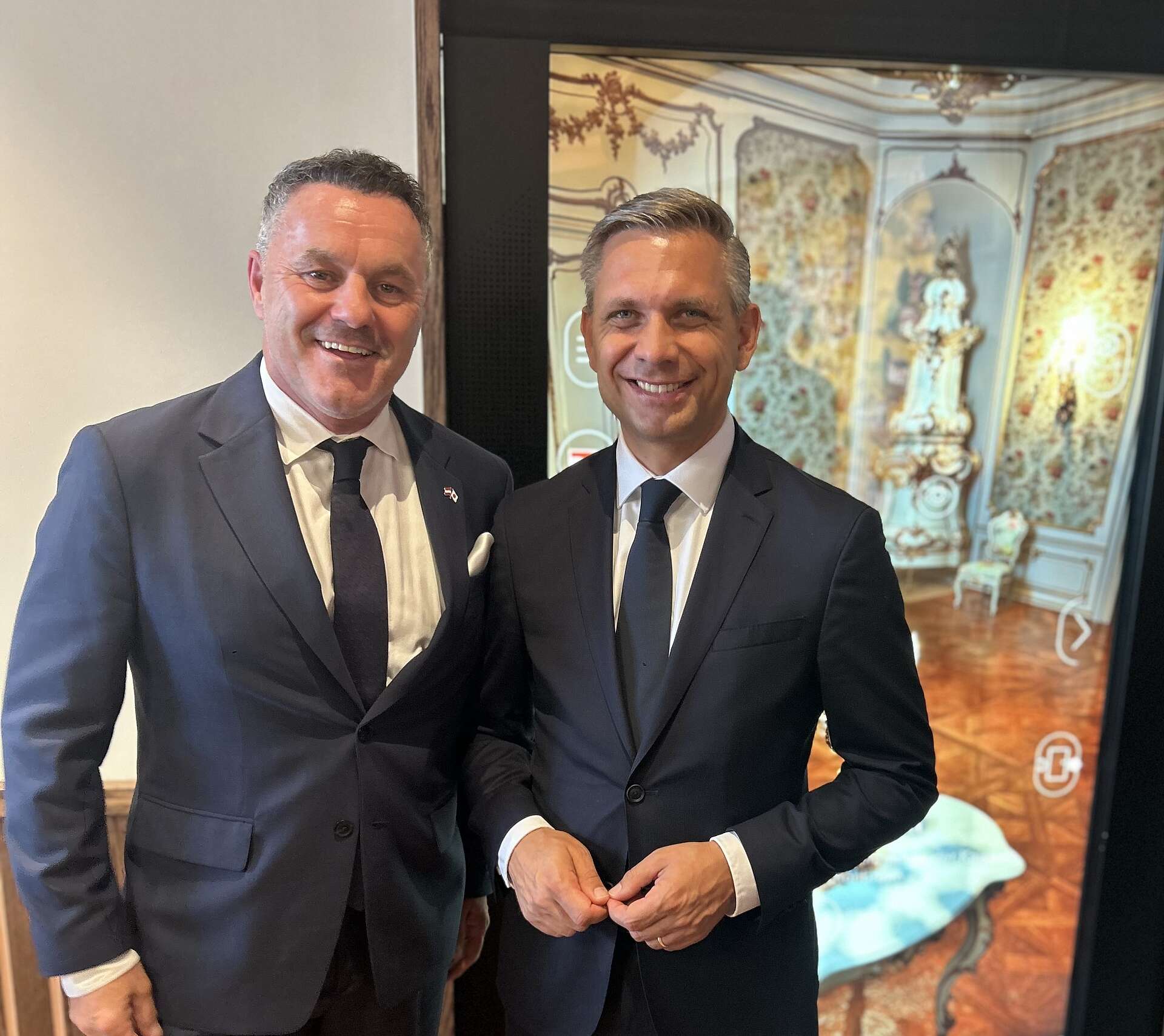 CEO Klaus Panholzer und Wirtschaftsminister Wolfgang Hattmannsdorfer lächeln in die Kamera