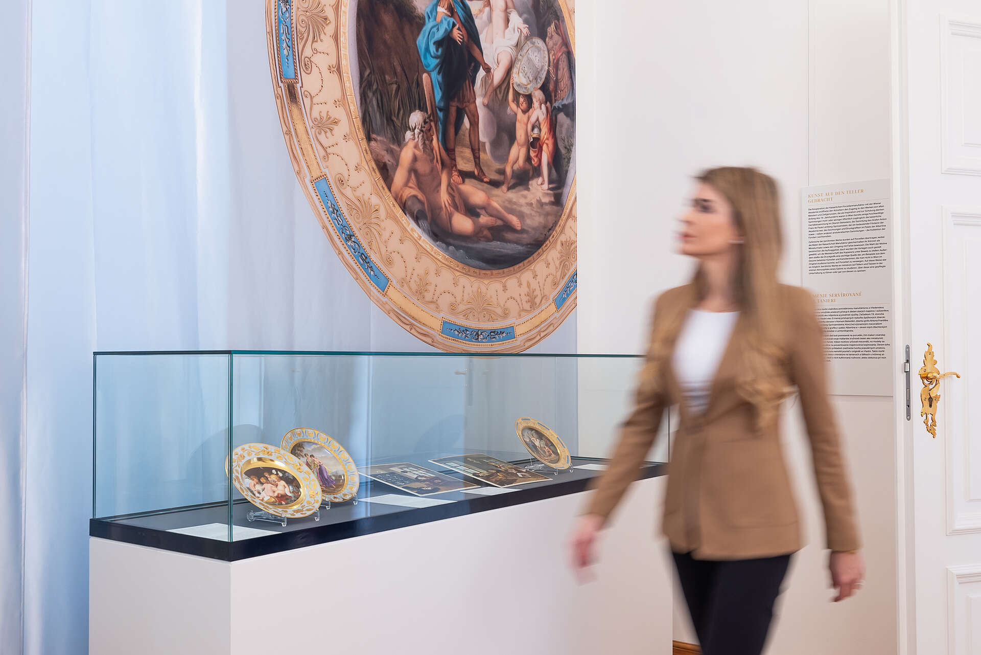 Frau sieht sich Service mit Persönlichkeiten in der Sonderausstellung auf Schloss Hof an