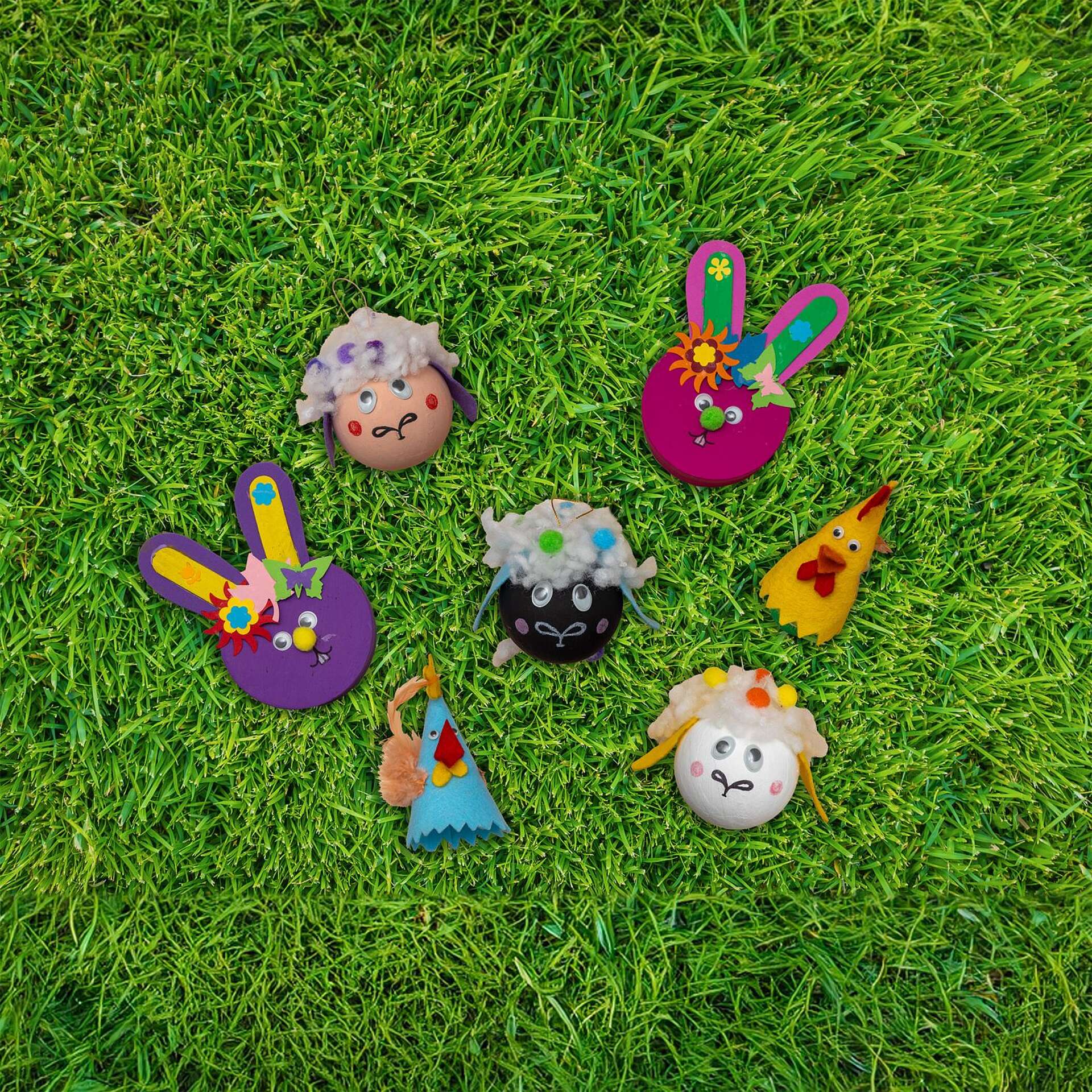 Bastelstücke vom Osterbasteln: Eierbecher, Osterhasendose und kugelrundes Schaf