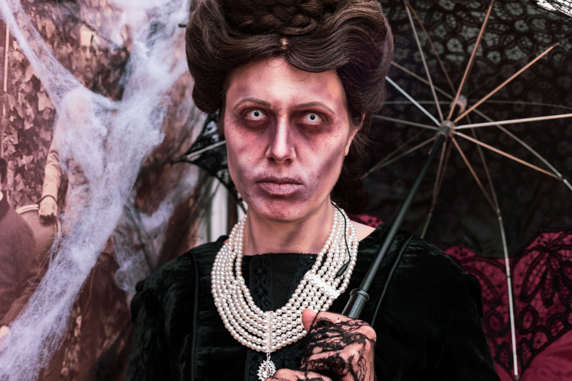 Gruseliges Kostüm von Charlotte von Belgien