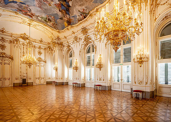 Kleine Galerie: Blick geben die Südostecke mit Wandarmen, goldenen Wandverzierungen und kleinen Hockern, die an die Wand gestellt sind