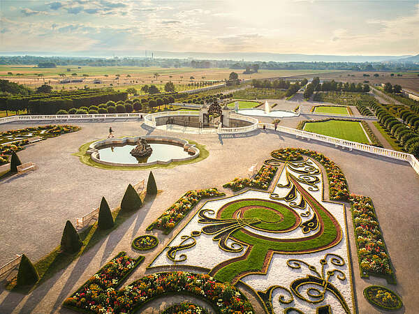 Blick von oben auf die bunten Gärten von Schloss Hof