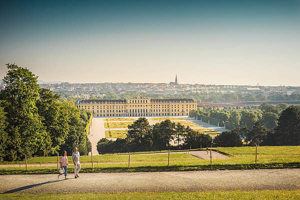 Blick von Gloriette auf Schloss Schönbrunn an einem sonnigen Tag
