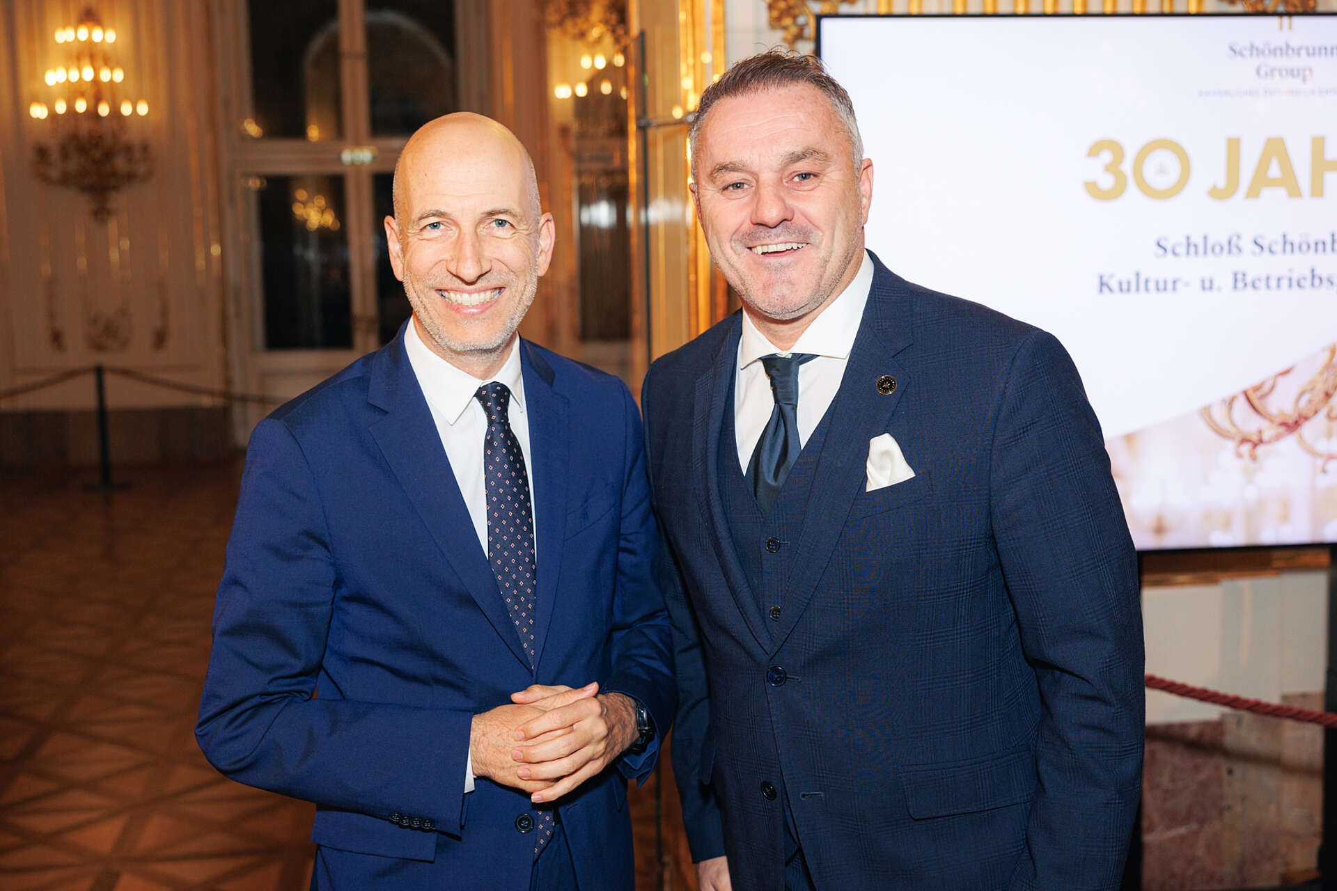 Geschäftsführer Panholzer schüttelt Hand mit Bundesminister Martin Kocher