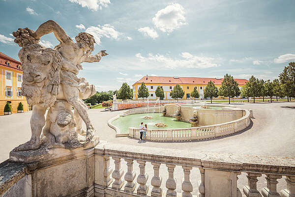 Blick von Schloss Hof auf Neptunbrunnen.