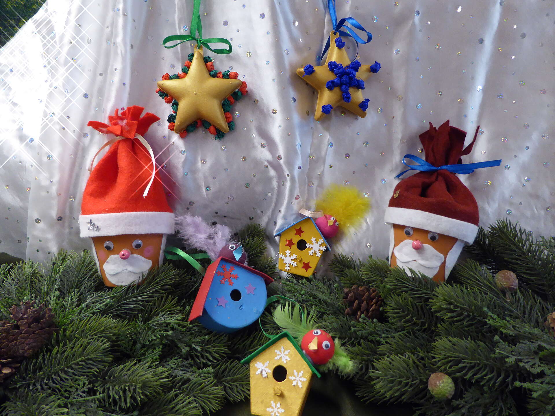 Bastelstücke zu Weihnachten: Sterne, Vogelhaus und ein Nikolaus