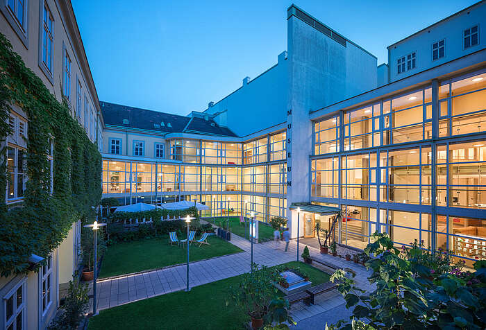 Die Außenfassade des Möbelmuseums Wien bei Nacht