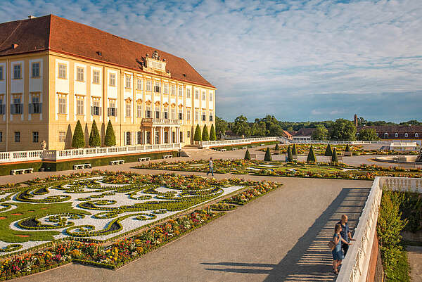 Blick auf Schloss Hof von der 3. Terrasse mit ihren bunten Blumenbeeten