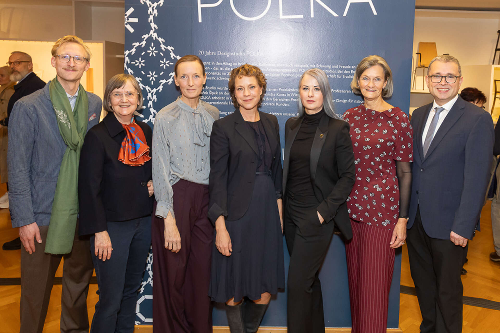 Foto v.l.n.r: Gabriel Roland (Director Vienna Design Week), Eva B. Ottillinger (Kuratorin, Stv. Leiterin Abteilung Historische Sammlungen, Bundesministerium für Wirtschaft, Energie und Tourismus), Marie Rahm und Monica Singer (POLKA Designstudio), Petra Reiner (Stabstelle Corporate Affairs Schönbrunn Group und Leitung Möbelmuseum Wien), Beatrice Schobesberger (Aufsichtsratsmitglied), Alexander Palma (Leiter Sektion Kulturelles Erbe, Bundesministerium für Wirtschaft, Energie und Tourismus)