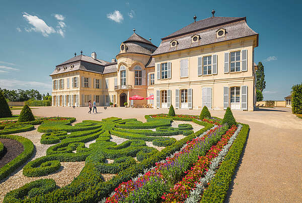 Außenansicht von Schloss Niederweiden im Sommer